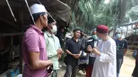 Menteri Urusan Agama Malaysia Dr. Zulkifli Mohamad al-Bakri memberikan bantuan untuk 142 keluarga dari Indonesia di Negeri Jiran. (Facebook/Dr. Zulkifli Mohamad al-Bakri)