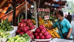 Pedagang Kaki Lima merapikan buah di kebayoran lama, Jakarta, Selasa (21/9/2021). Untuk mendorong pertumbuhan ekonomi dampak PPKM pemerintah mempercepat penyaluran Bantuan Langsung Tunai (BLT) untuk Pedagang Kaki Lima (PKL). (Liputan6.com/Johan Tallo)