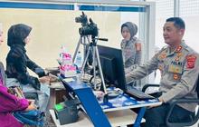 Kapolres Ganteng Turun Tangan Jadi 'Tukang Foto' SIM, Bikin Grogi Warga