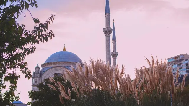 Potret Masjid Dolmabahçe di Istambul Turki