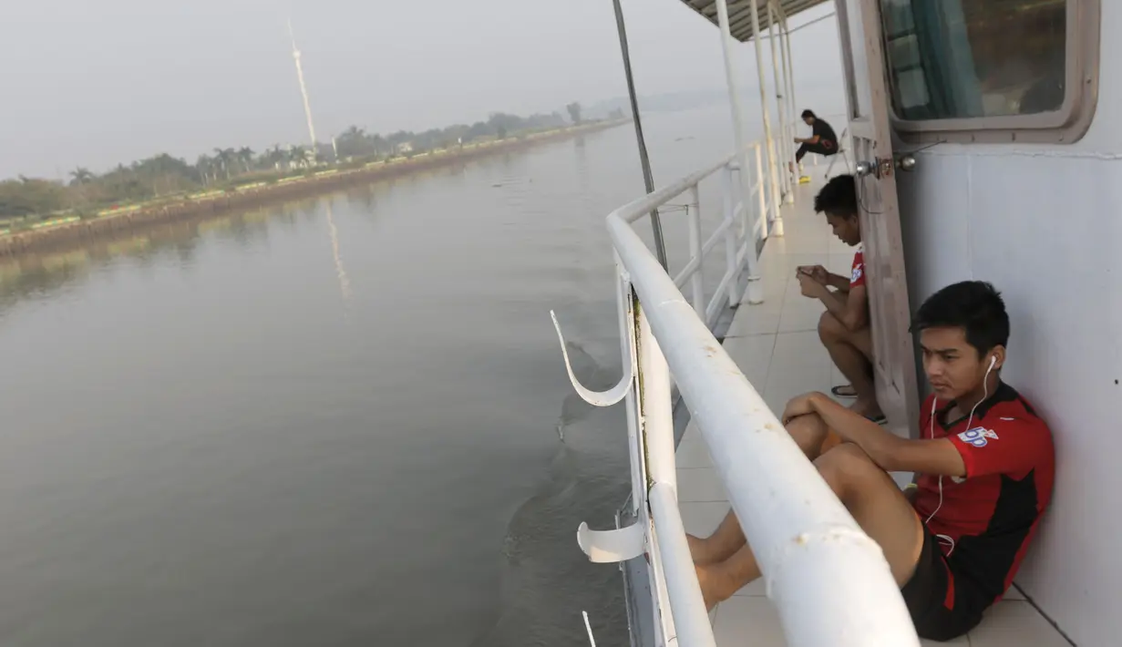 Sejumlah pemain Mitra Kukar berangkat latihan menggunakan kapal feri menyeberangi Sungai Mahakam menuju Stadion Aji Imbut, Tenggarong, Kaltim, Sabtu (3/10/2015). (Bola.com/Vitalis Yogi Trisna)