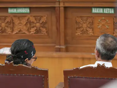 Samuel Hutabarat dan Rosti Simanjuntak memberikan keterangan saat menjadi saksi sidang lanjutan kasus pembunuhan Brigadir N Yosua Hutabarat atau Brigadir J dengan terdakwa Ferdy Sambo dan Putri Candrawathi di Pengadilan Negeri Jakarta Selatan, Selasa (1/11/2022). Agenda sidang kasus pembunuhan Brigadir J hari ini adalah pemeriksaan saksi dari pihak keluarga Brigadir J. (Liputan6.com/Faizal Fanani)