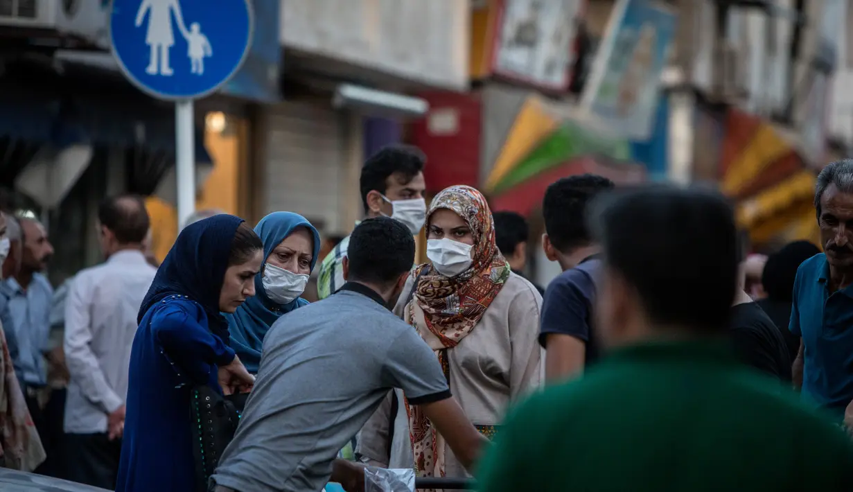 Warga yang mengenakan masker berbelanja di sebuah bazar di Kota Tonekabon, Iran utara (16/6/2020). Iran pada Rabu (17/6) melaporkan 2.612 kasus baru COVID-19, menambah total kasus terkonfirmasi di negara itu menjadi 195.051, demikian dilaporkan kantor berita resmi IRNA. (Xinhua/Ahmad Halabisaz)