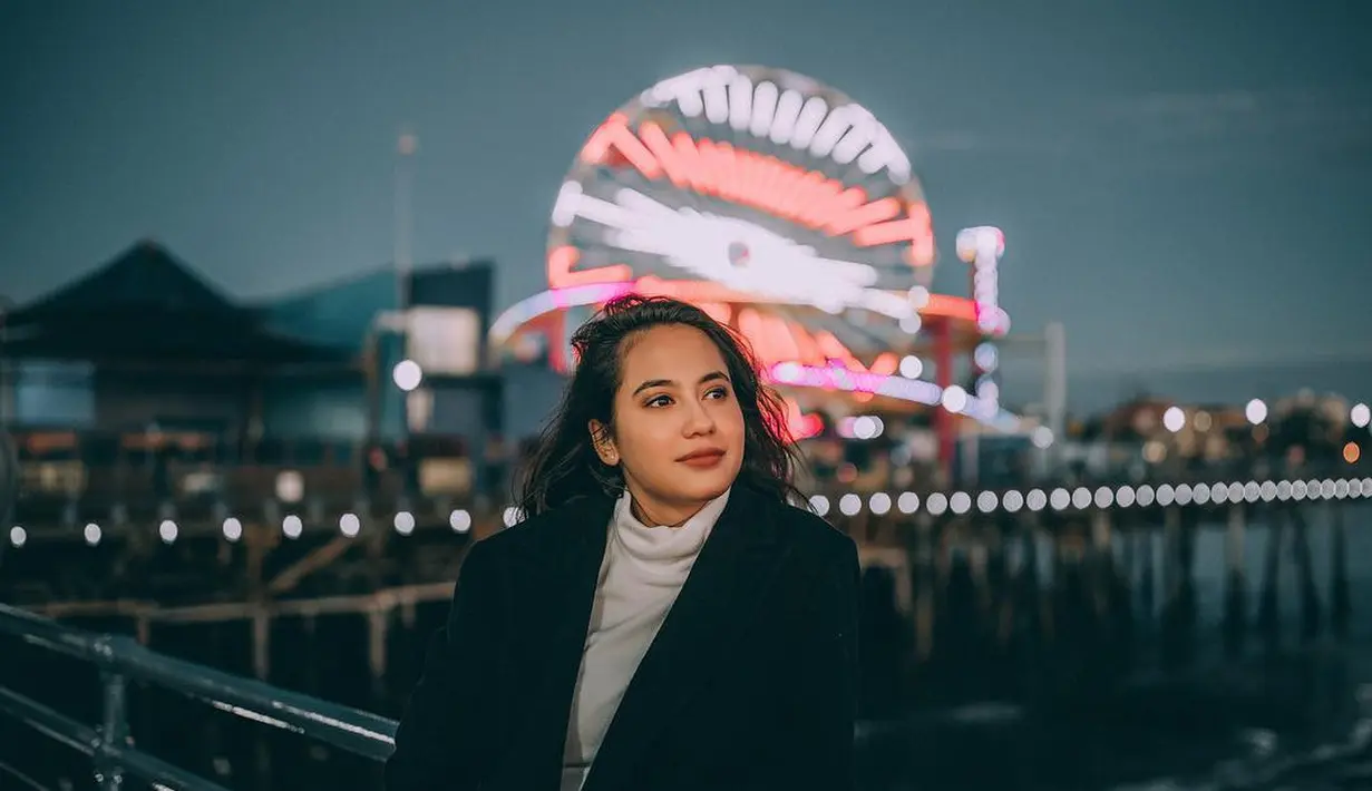 "Waktu meeting film ini dan   tahu siapa aja orang yg ngerjain   filmnya aku oke. Memang   ceritanya unik dan rasa   Indonesia," lanjutnya. (instagram/pevpearce)