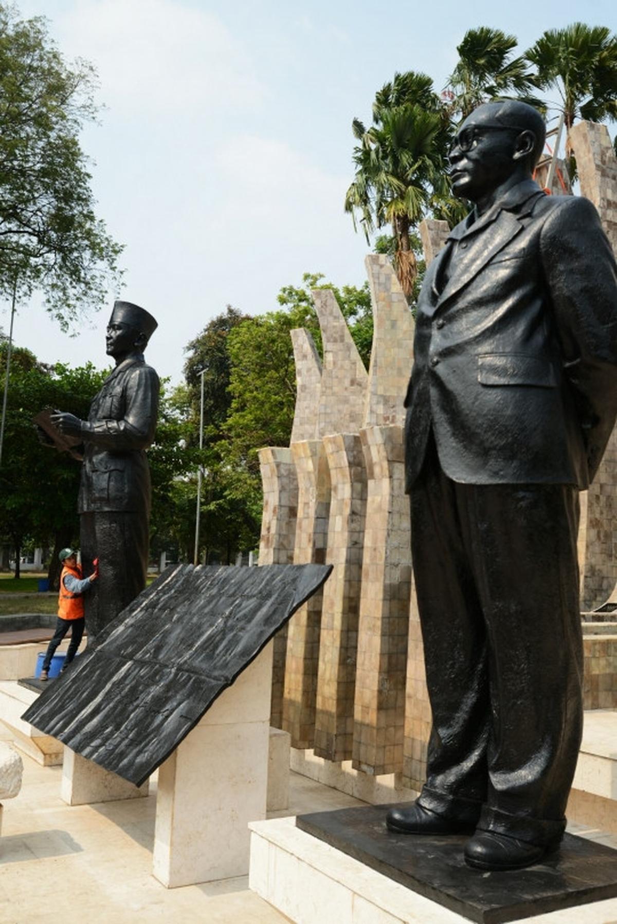 Sucikan Hari Kemerdekaan, patung Soekarno-Hatta dibersihkan