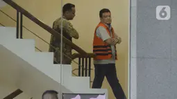 Mantan anggota DPRD Bandung periode 2009-2014, Tomtom Dabbul Qomar berjalan didampingi petugas akan menjalani pemeriksaan lanjutan oleh penyidik di Gedung KPK, Jakarta, Selasa (3/3/2020). (merdeka.com/Dwi Narwoko)