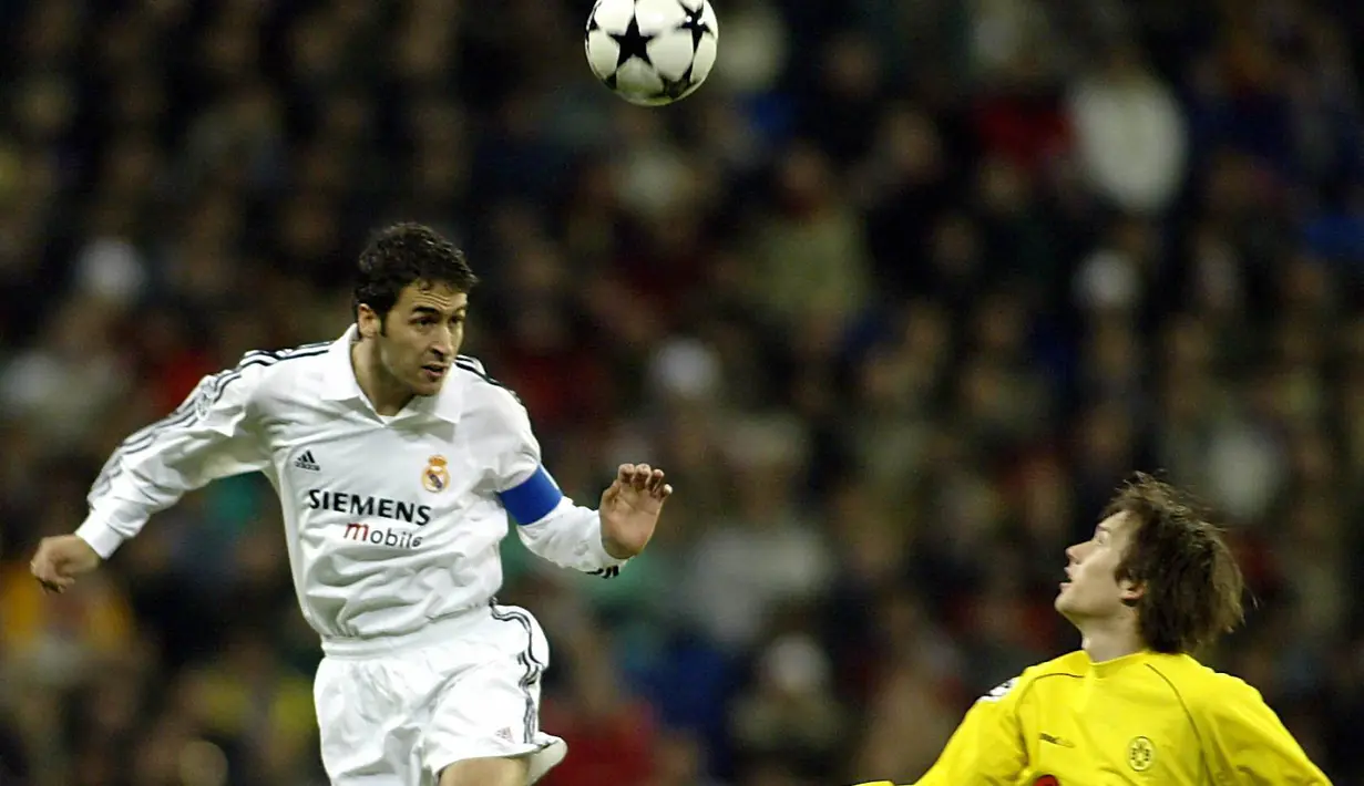 Raul adalah salah satu striker terbaik Spanyol. Raul telah mencetak 382 gol dalam 912 pertandingan bersama klubnya. Raul terpilih sebagai pemain terbaik Spanyol lima kali dalam kurun waktu 1997-2002. (AFP/Javier Soriano) 