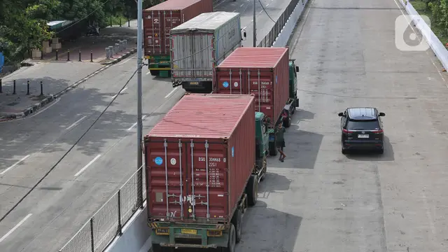 Kemacetan Terurai, Jalan Yos Sudarso Arah Pelabuhan Tanjung Priok Jakarta Tampak Lengang