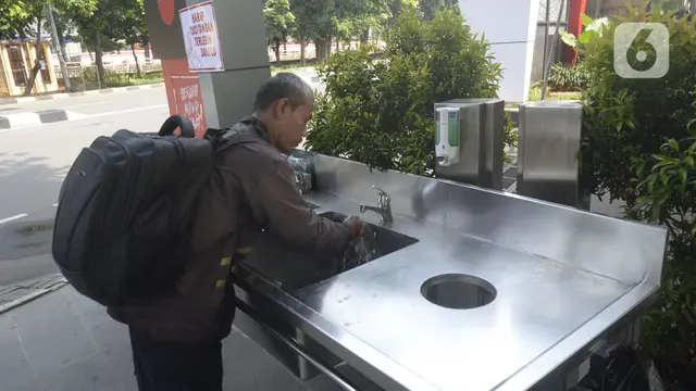 FOTO: KPK Sediakan Fasilitas Cuci Tangan untuk Antisipasi Penyebaran COVID-19