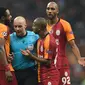 Sejumlah pemain Galatasaray memprotes keputusan Wasit Szymon Marciniak pada laga fase grup Liga Champions 2019/2018 antara Galatasaray melawan Paris Saint-Germain di Ali Sami Yen Spor Kompleksi, Istanbul, 1 Oktober 2018. (AFP/Bulent Kilic)