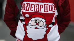 Fans Liverpool mengenakan pakaian bergambar Sinterklas sebelum mendukung timnya berlaga pada Premier League di Anfield, (11/12/2016). (Action Images via Reuters/Lee Smith)