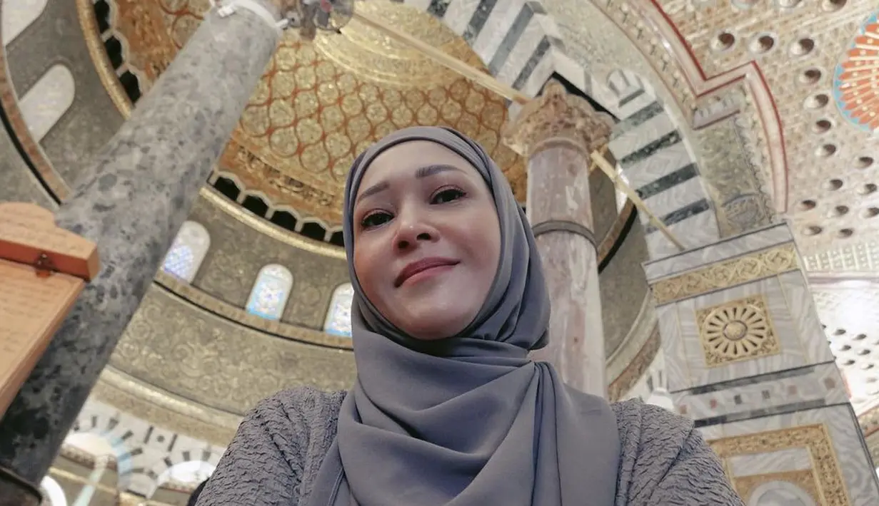 <p>Maia Estianty atau akrab dipanggil bunda Maia menampilkan potret selfie dirinya berhijab. Dalam balutan outfit abu-abu, bunda Maia mengenakan hijab lebar yang bernuansa abu-abu senada. Foto: Instagram.</p>