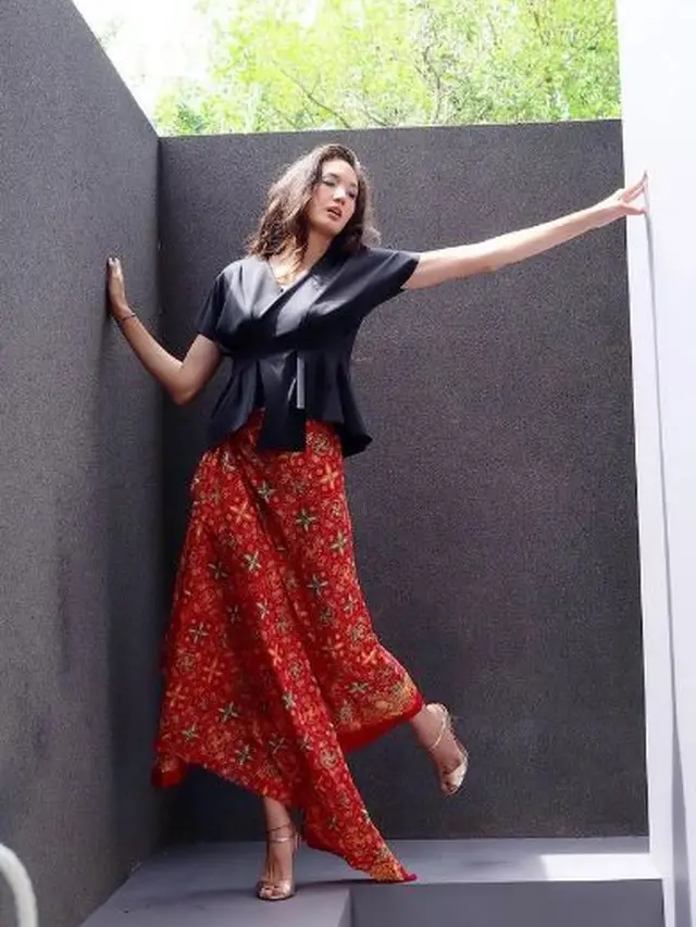Inspirasi Baju Batik Kombinasi untuk Pesta Pernikahan ala Artis, dari Yura Yunita hingga Nadine Chandrawinata. (Instagram/ Nadine Chandrawinata)