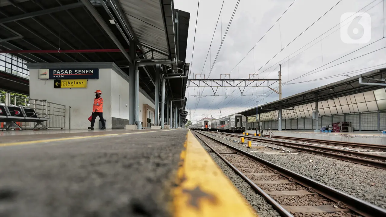 FOTO: Ada Larangan Mudik, Stasiun Pasar Senen Terpantau Sepi