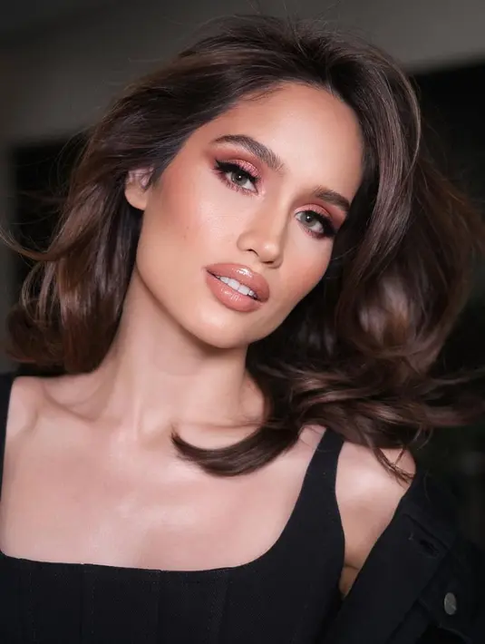 Penampilan terbaru Cinta Laura ini sontak mengundang perhatian penggemar. Tak sedikit yang memujinya cantik dan berpenampilan lebih segar. [Foto: Instagram/claurakiehl]