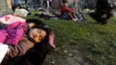 Seorang anak imigran tidur di daerah sekitar Edirne, Turki (21/9/2015). (REUTERS / Alexandros Avramidis)