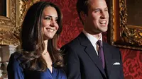 Pangeran William dan Kate Middleton berpose selama sesi pemotretan untuk menandai pertunangan mereka di State Rooms of St James's Palace, London, Inggris, 16 November 2010. (BEN STANSALL/AFP)