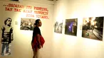 Pengunjung mengamati karya fotografi dalam Roadshow Pameran Fotografi Jurnalistik Anugerah Pewarta Foto Indonesia (APFI) 2016 di Galeri Foto Jurnalistik Antara, Jakarta, Minggu (9/10). (Liputan6.com/Gempur M. Surya)