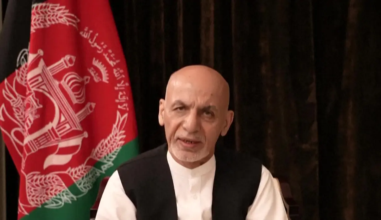 Gambar dari rekaman pesan video yang disiarkan di halaman Facebook Presiden Afghanistan terguling Ashraf Ghani menunjukkan dia berbicara pada 18 Agustus 2021. Ashraf Ghani menegaskan kembali, dirinya keluar dari Afghanistan untuk menghindari pertumpahan darah lebih besar. (FACEBOOK/AFP)