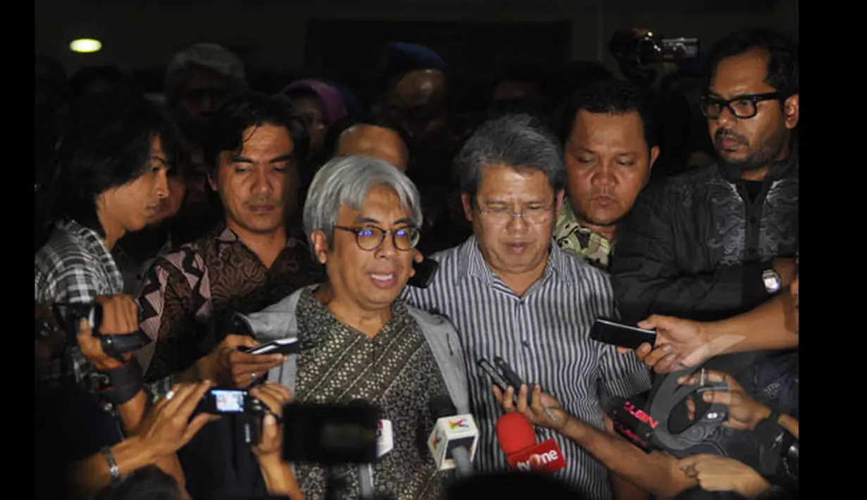 Anggota Koalisi Masyarakat Sipil Antikorupsi pengacara Todung Mulya Lubis (tengah) menyampaikan keterangan seusai bertemu dengan wakil Ketua KPK Bambang Widjojanto di Bareskrim Mabes Polri, Jakarta, Jumat (23/1/2015). (Liputan6.com/Miftahul Hayat)