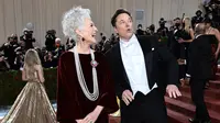 CEO dan chief engineer SpaceX Elon Musk (kanan) bersama ibunya supermodel Maye Musk menghadiri acara Met Gala 2022 di Metropolitan Museum of Art, New York, Amerika Serikat, 2 Mei 2022. Tema Met Gala 2022 adalah "In America: An Anthology of Fashion". (Jamie McCarthy/Getty Images/AFP)
