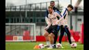 <p>Pemain Manchester United, Christian Eriksen kembali mengikuti sesi latihan Manchester United di Carrington pada Jumat (07/04/2023) WIB. Eriksen sempat absen lama dari lini tengah MU akibat cedera pergelangan kaki saat menjamu Reading di babak keempat Piala FA di Old Trafford, Minggu (29/1/2023) WIB. (Twitter/@ManUtd)</p>
