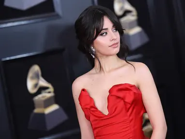 Penyanyi Camila Cabello berpose setibanya di karpet merah ajang musik bergengsi Grammy Awards 2018 di New York, Minggu (28/1). Camila Cabello tampil menawan dalam balutan gaun merah yang menunjukan lekuk tubuhnya tersebut. (AFP PHOTO/ ANGELA WEISS)