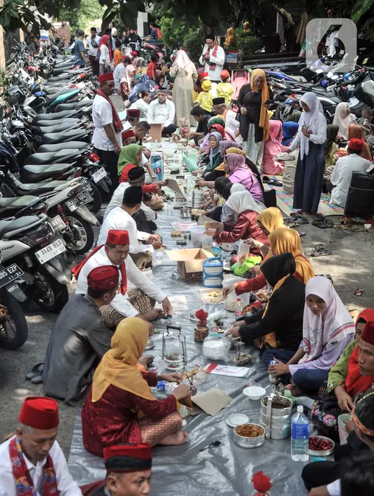 Kegiatan ini diisi denga pawai rantangan, halal bihalal, dan ditutup dengan makan bersama. (merdeka.com/Iqbal S. Nugroho)