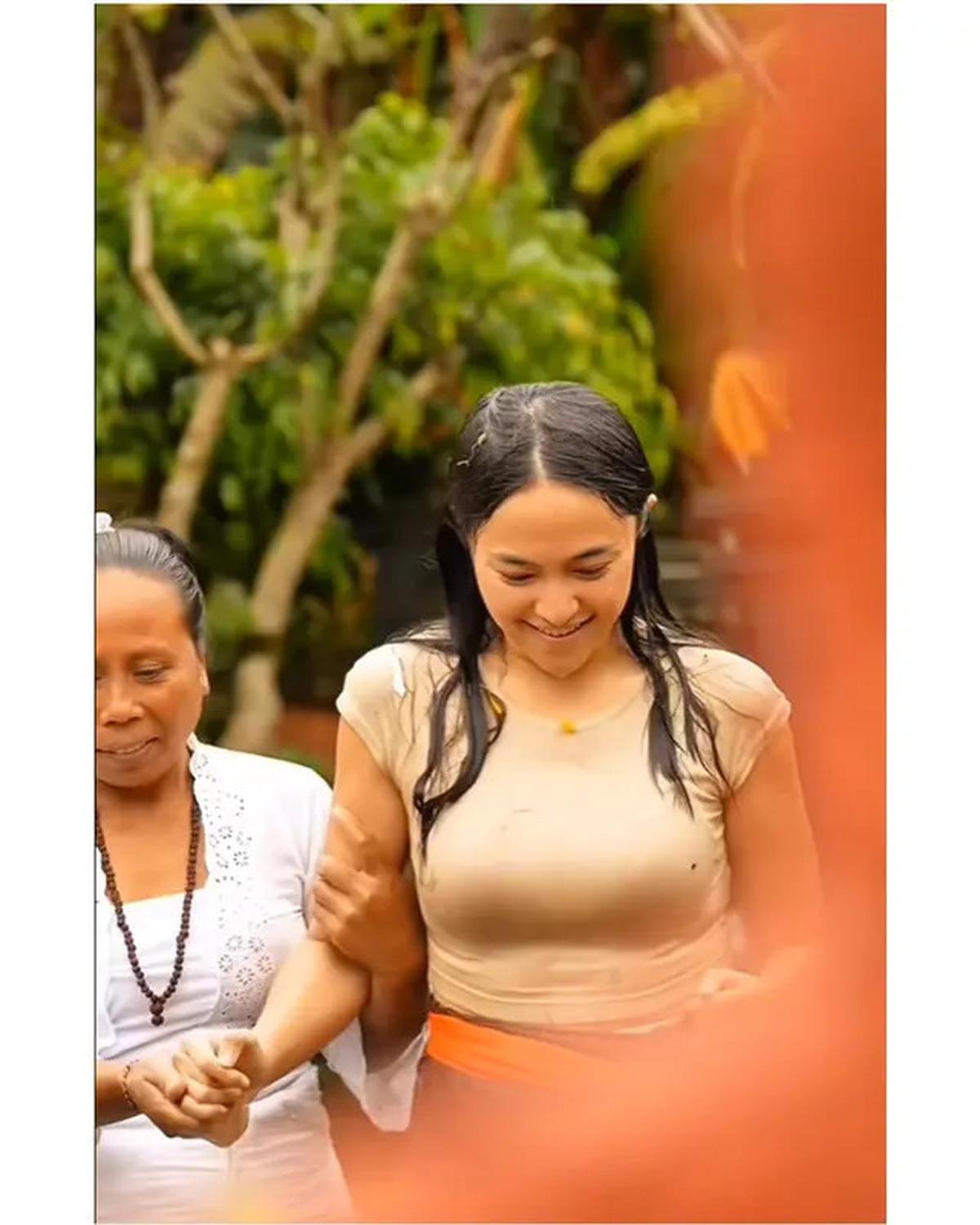 5 Potret Marshanda Melukat di Bali, Khusyuk Pejamkan Mata di Bawah Air Mengalir