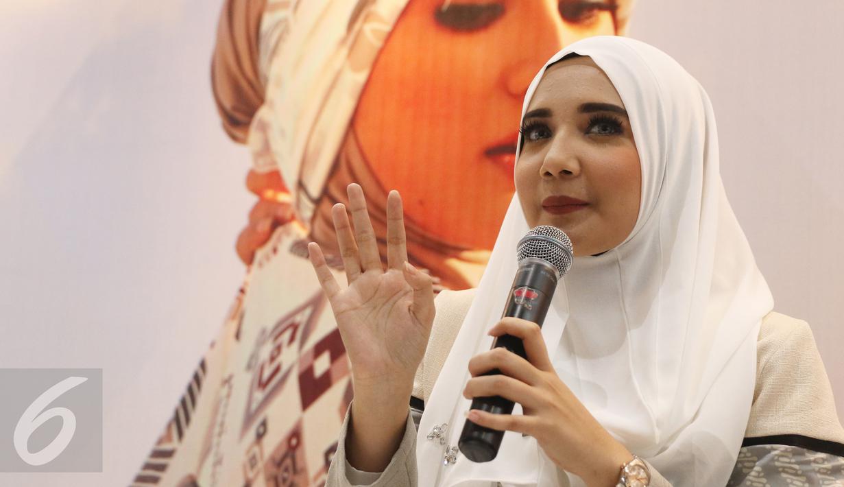 Artis dan designer Zaskia Sungkar memberikan keterangan pers usai acara Deyn Festive Raya di kawasan sudirman, Jakarta, Sabtu (11/06/2016). "Festive Raya" yang mengambil elemen elegan,klasik dan chic. (Liputan6.com/Herman Zakharia)