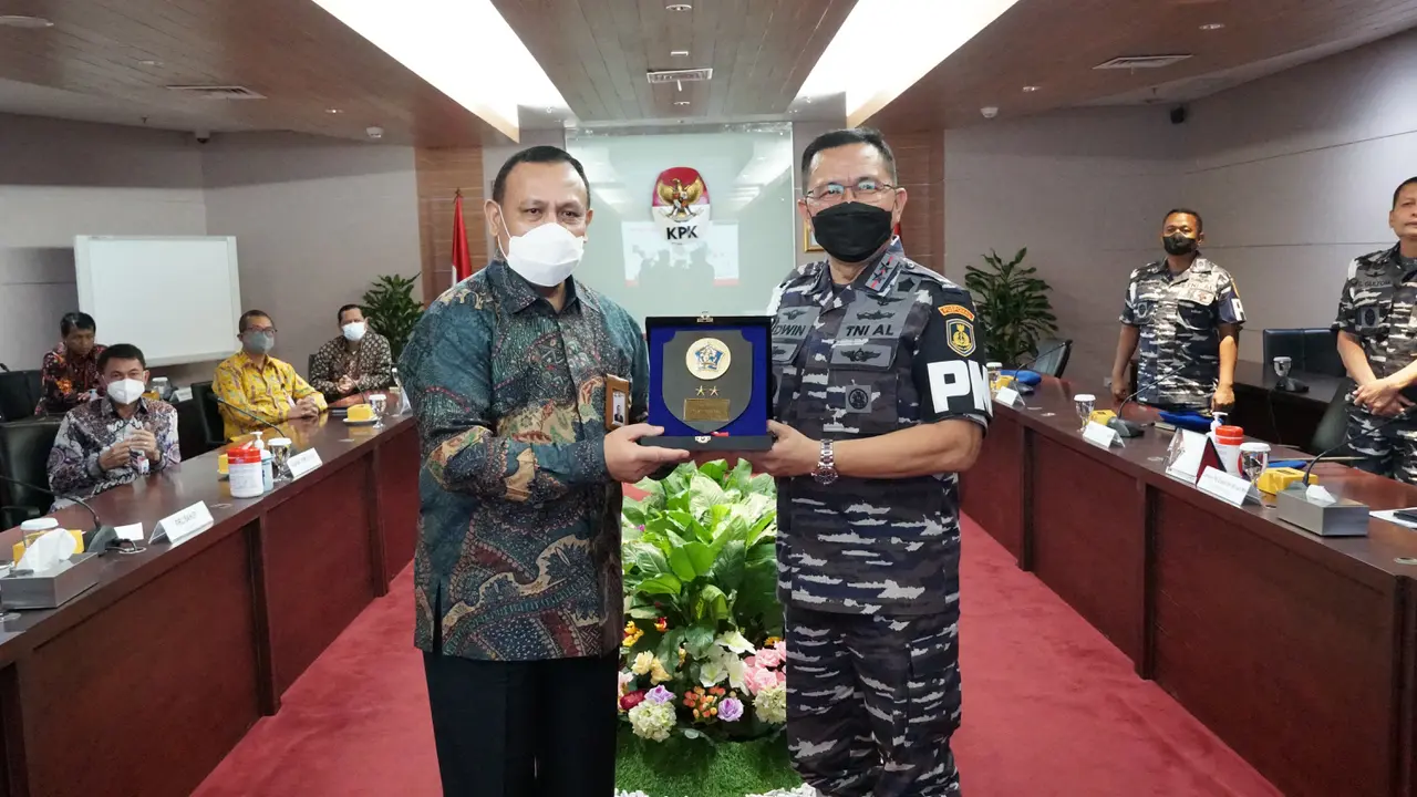 Ketua KPK Firli Bahuri dan Komandan Pusat Polisi Militer AL (Danpuspomal) Laksamana Muda TNI Edwin. (dok KPK)