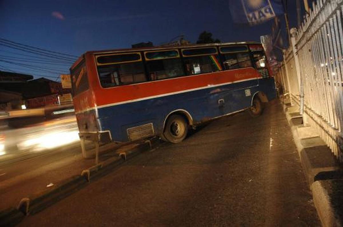 Metromini melintang tabrak separator busway