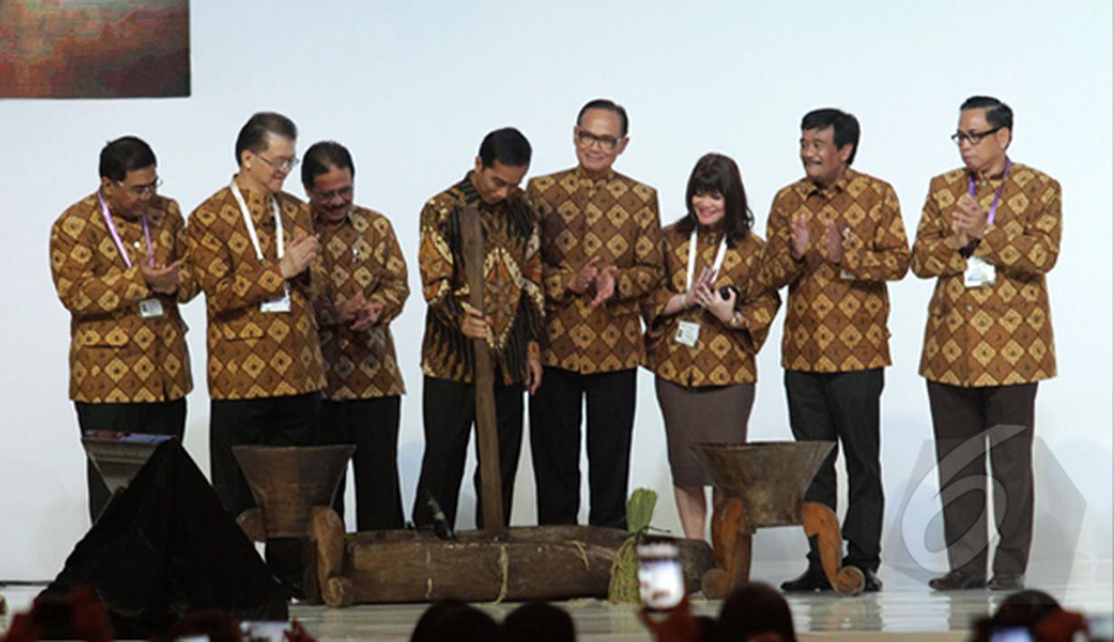 Presiden Joko Widodo bersama Ibu Negara Iriana Joko Widodo hadir dalam acara pembukaan Jakarta Food Security Summit di Jakarta Convention Center (JCC), Jakarta, Kamis (12/2/2015). (Liputan6.com/Faizal Fanani)