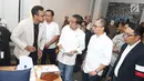 Calon Presiden Nomor Urut 01 Joko Widodo atau Jokowi menyimak penjelasan maket rumah sebelum berdiskusi dengan masyarakat kreatif Bandung di Simpul Space, Bandung, Jawa Barat,  Sabtu (10/11). (Liputan6.com/Angga Yuniar)