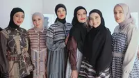 Nabila Syakieb pakai hijab di event fashion Zaskia Sungkar. (Sumber: Instagram/zaskiasungkar15)