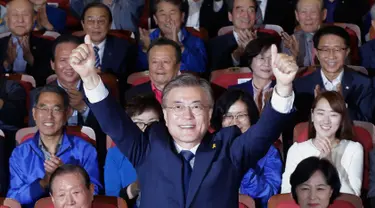 Kandidat Presiden Korsel, Moon Jae-in mengangkat tangan usai hasil hitung cepat memperlihatkan dia unggul dibanding calon lainnya di Seoul, Selasa (9/5). Calon Partai Demokrat itu menang telak dengan mengantongi 41,4 persen suara (AP Photo/Ahn Young-joon)
