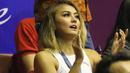 Agnes Monica memberikan semangat kepada kekasihnya, Wijaya dan tim Stadium Jakarta pada laga IBL antara Stadium Jakarta vs CLS Knight di Hall A Senayan, Jakarta, Rabu (13/1/2016). (Bola.com/NIcklas Hanoatubun)