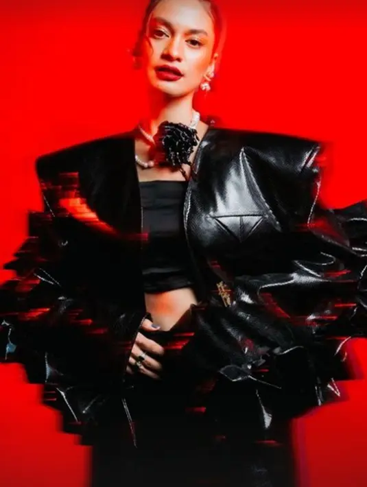 Hana Malasan tampil slay dengan outfit serba hitam. [Foto: Instagram/armanfebryan]