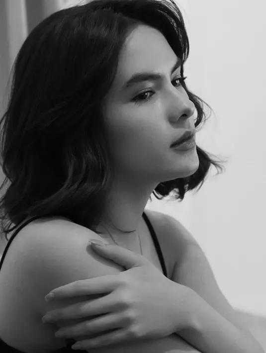 Istri Nino Fernandez itu kenang masa dirinya di usia belia yang masih eksplorasi banyak hal. Salah satu gaya rambut bondol yang eksis pada masanya [@steffizamoraaa]