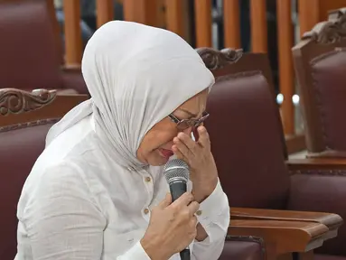 Terdakwa kasus dugaan penyebaran berita bohong atau hoaks Ratna Sarumpaet menangis saat menjalani sidang lanjutan di PN Jakarta Selatan, Selasa (18/6/2019). Sidang tersebut beragenda pembacaan pledoi atau nota pembelaan dari terdakwa. (Liputan6.com/Herman Zakharia)