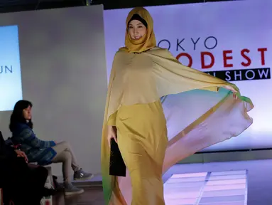 Model menampilkan busana rancangan Alia Anggun dalam peragaan busana muslim Tokyo Modest Fashion Show di Halal Expo Japan, Tokyo, Selasa (22/11). Menurut penyelenggara ini merupakan peragaan busana perempuan muslim pertama di Jepang. (REUTERS/Toru Hanai)