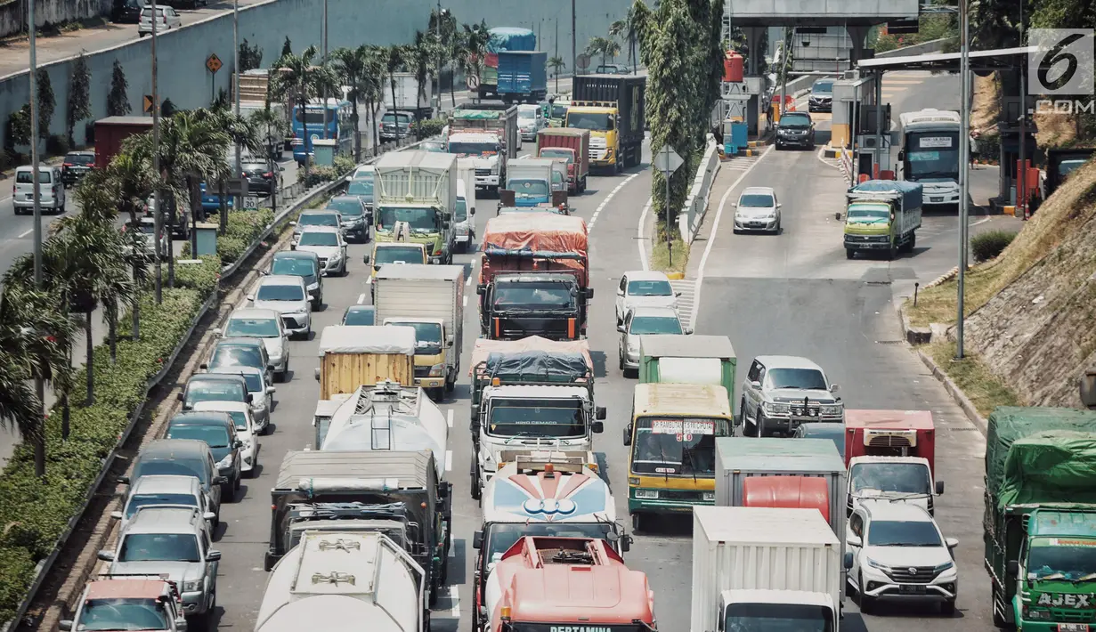 Kendaraan melintas di Tol Jakarta Outer Ring Road (JORR), kawasan Jakarta, Senin (17/9). Setelah sempat ditunda beberapa kali, pemerintah akan melanjutkan integrasi transaksi tol pada ruas Tol Lingkar Luar Jakarta. (Liputan6.com/Faizal Fanani)