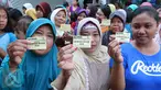 Warga menunjukkan kupon yang akan ditukarkan dengan paket sembako murah dari Indosiar di Joglo, Jakarta, Senin (13/6). Paket berisikan 5 kg beras, 2 liter minyak goreng, 1 kg gula pasir dan 1 kg tepung terigu dijual Rp 30 ribu‎ (Liputan6.com/Angga Yuniar)