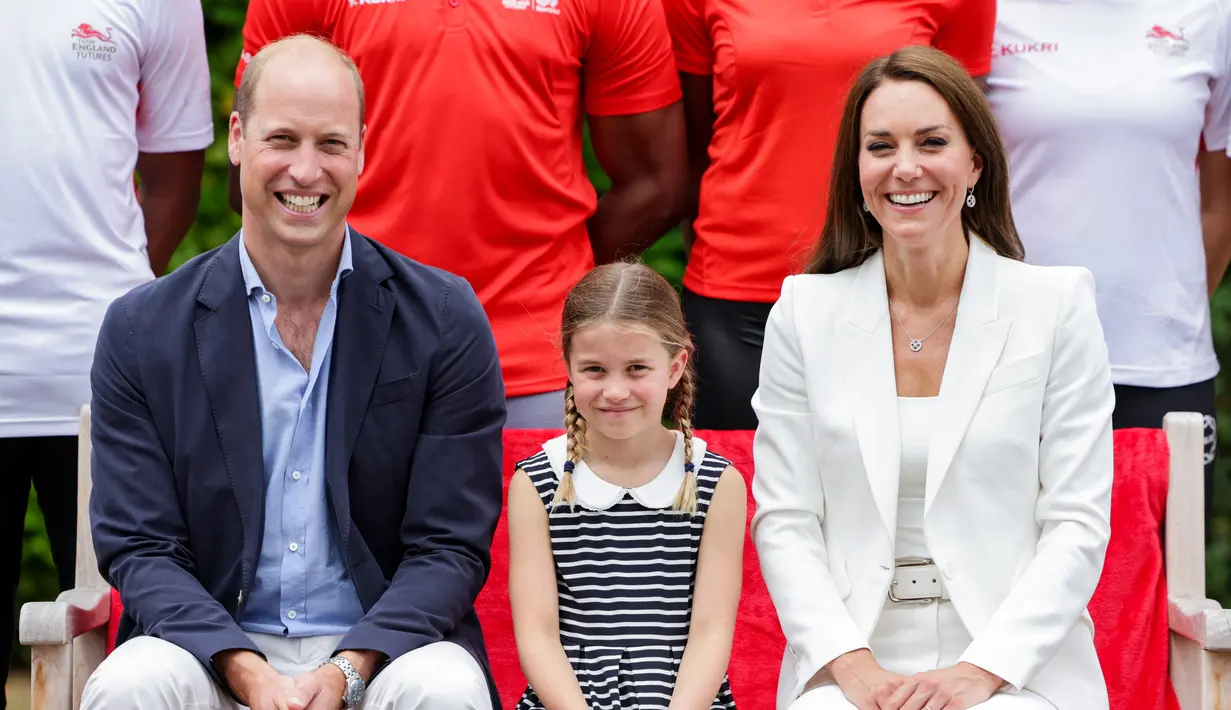 <p>Putri Charlotte bersama orang tuanya Pangeran William dan Kate Middleton berfoto selama kunjungan ke SportsAid House pada hari kelima Commonwealth Games di Birmingham, tengah Inggris (2/8/2022). Putri Charlotte, yang mengenakan gaun Rachel Riley seharga &pound;44, tampak senang menghadiri kontes tersebut, menunjuk dengan liar kepada orang tuanya saat mereka duduk di tribun. (AFP/Pool/Chris Jackson)</p>
