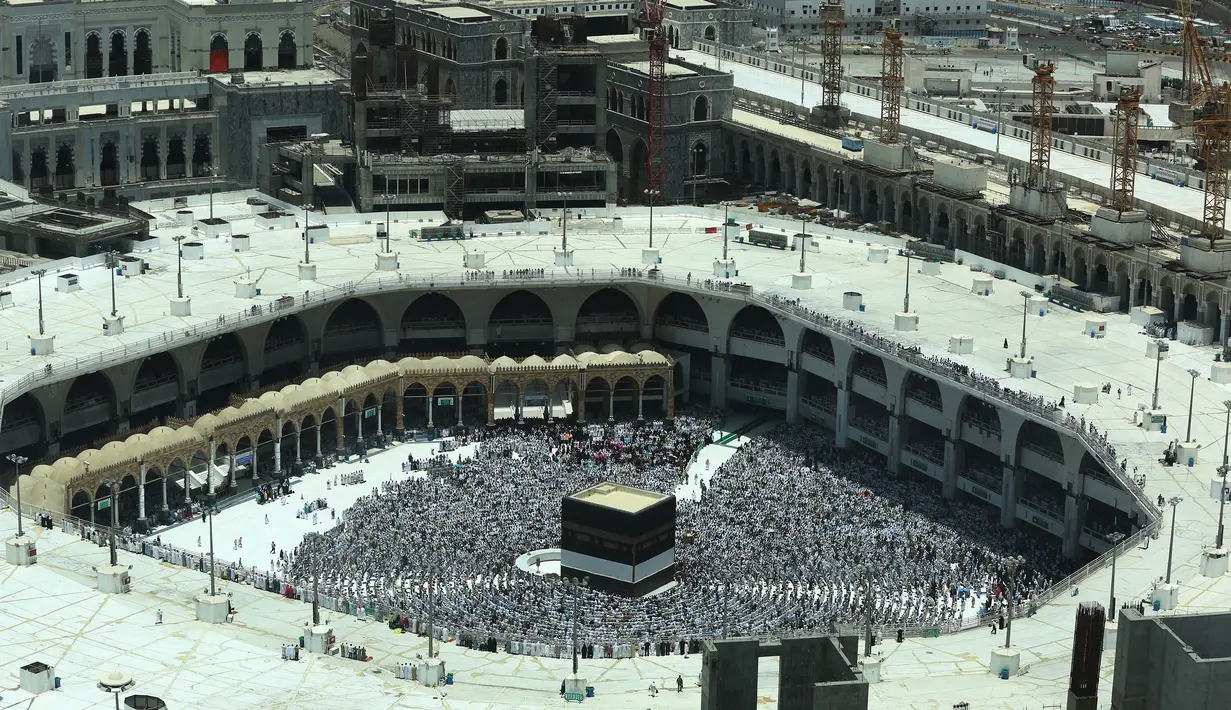 Umat Muslim melaksanakan salat dengan menghadap Kakbah di Masjidil Haram, Makkah, Arab Saudi, Kamis (16/8). Jutaan umat Islam dari berbagai negara semakin memadati Masjidil Haram menjelang puncak pelaksanaan ibadah haji. (AHMAD AL-RUBAYE / AFP)