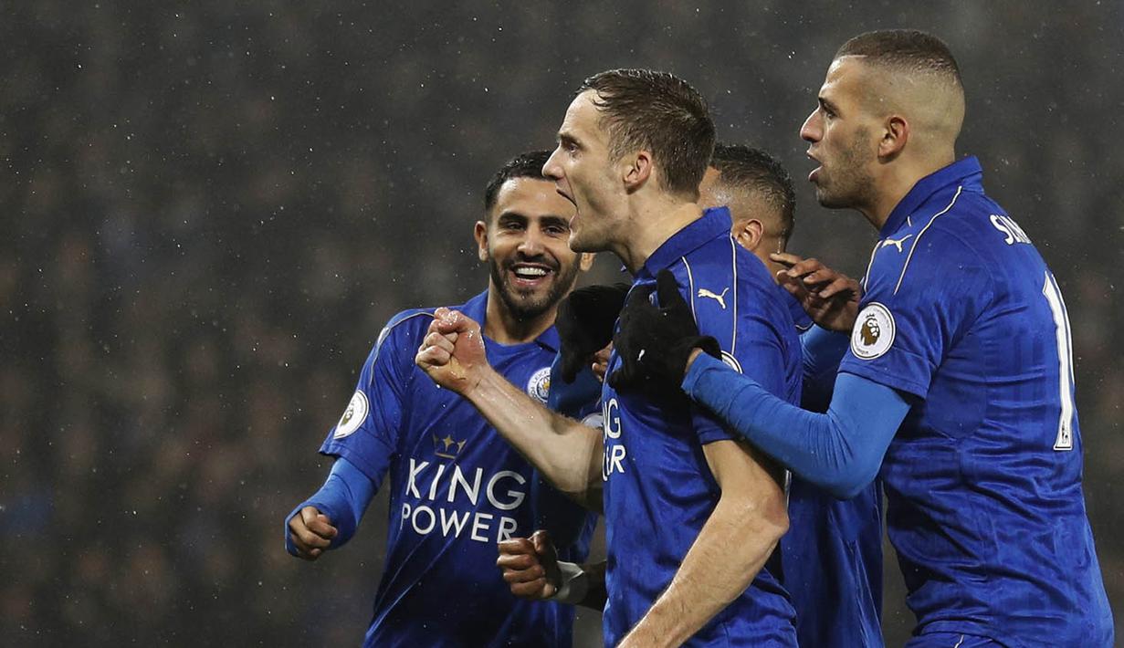 Para pemain Leicester merayakan gol yang dicetak Andy King ke gawang Manchester City. Kemenangan ini masih belum mampu membawa Leicester ke papan atas klasemen, mereka masih tertahan di peringkat ke-14. (Reuters/Darren Staples)