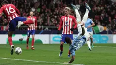 Gelandang Lazio #20 Mattia Zaccagni bersaing dengan bek Atletico Madrid #16 Nahuel Molina pada matchday 6 Grup E Liga Champions 2023/2024 di Metropolitano Stadium, Kamis (14/12/2023) dini hari WIB. (Thomas COEX / AFP)