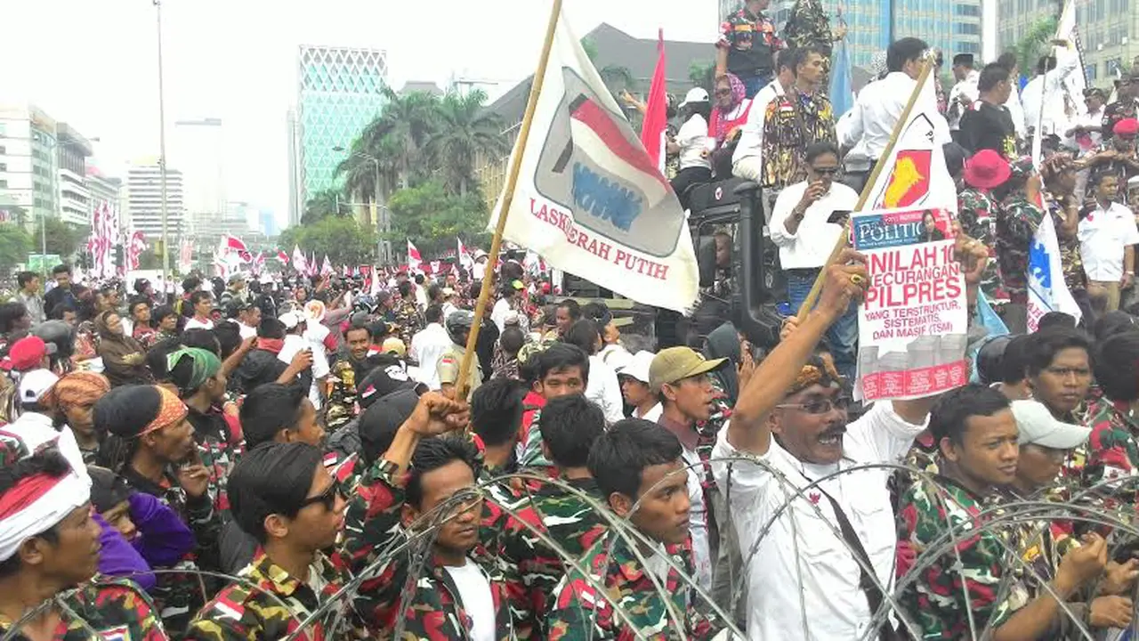 Jumlah Bertambah, Massa Prabowo-Hatta Goyang Lagi Kawat Berduri