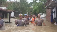 Penanganan Kapolres Subang bersama PJU Polres Subang dan Bhayangkari ke Titik-titik Banjir di Wilayah Hukum Polsek Pamanukan