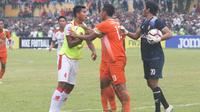 Derbi Surakarta jilid pertama antara Sragen United melawan Persis Solo di Stadion Taruna, Sragen, Minggu (30/4/2017) berlangsung panas. (Bola.com/Ronald Seger)